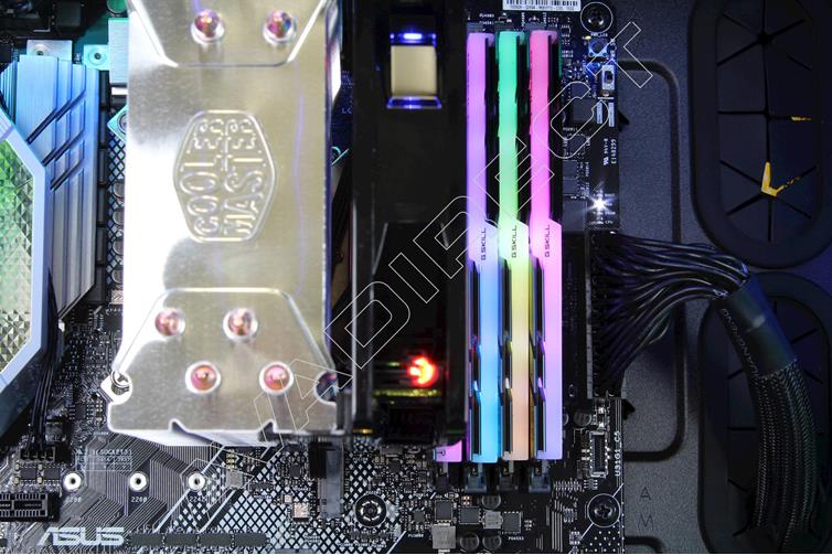 G.SKILL 32GB Kit (4 x 8GB) Trident Z RGB DDR4 DIMM Memory